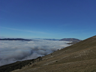 Fototapeta na wymiar Nuvole sopra la montagna