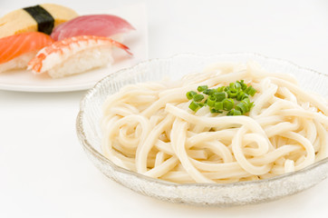 冷やしぶっかけうどんと握り寿司