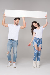 Obraz premium Happy summer couple with white board