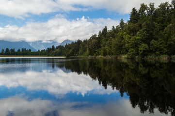 Fototapeta na wymiar Uferspiegeglung am berühmten Lake Matheson; Neuseeland