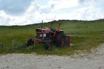 Traktor in den Dünen