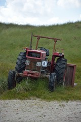 Obraz premium Traktor in den Dünen von Vorne