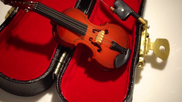 バイオリンの置物