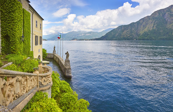 Blick vom Park der Villa del Balbaniello auf den Comer See