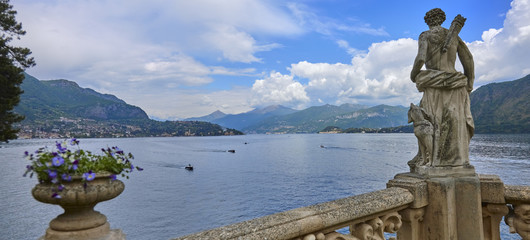 Panoramablick vom Park der Villa del Balbaniello auf den Comer See