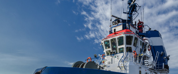 TUGBOAT - A portrait of an auxiliary ship in frog perspective