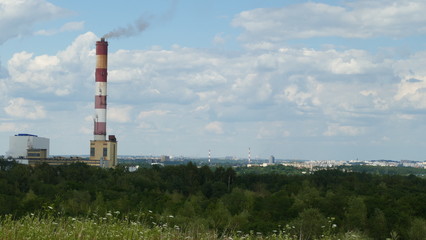 Zanieczyszczenie powietrza. Komin ciepłowniczy na terenie Śląska w okolicy Katowic