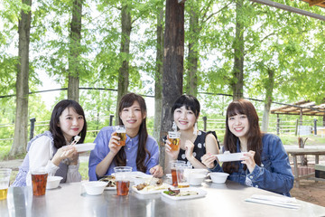 バーベキューを楽しむ女性グループ