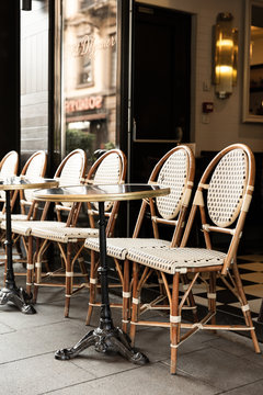 Terrasse d'un caf&eacute; en ville