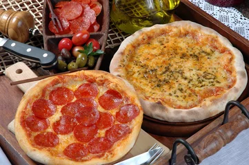 Crédence de cuisine en verre imprimé Pizzeria Deux pizzas, pepperoni et fromage
