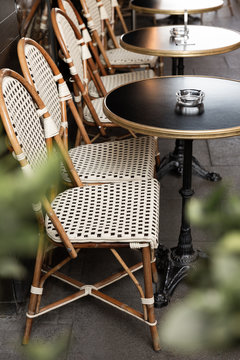 Terrasse d'un caf&eacute; en ville