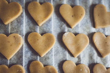 Biscuits sablés en forme de coeur sur la plaque du four