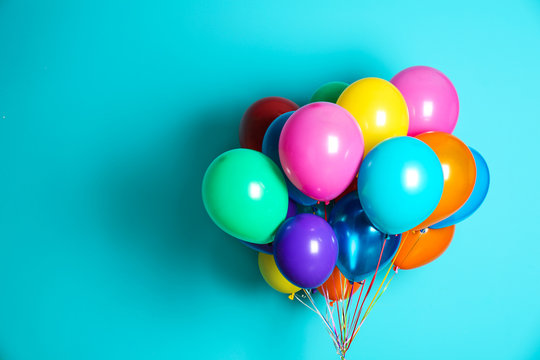 Fototapeta Bunch of bright balloons on color background with space for design