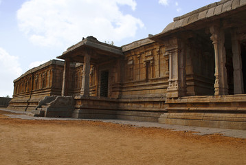 Obraz premium View of maha-mandpa, Pattabhirama Temple. Hampi, Karnataka,. Entrance to the ardha-mandapa is seen on the left. View from south east.