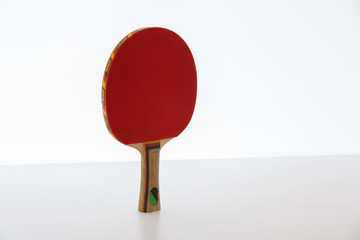 Naklejka premium tischtennisschläger steht auf tisch