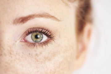 Obraz premium Zbliżenie ludzkiego, lewego, zielonego oka