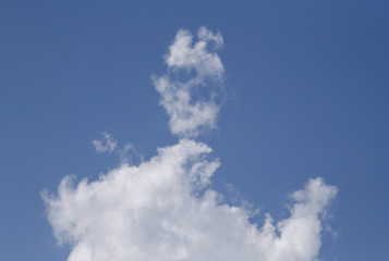 青空と雲「空想・雲のモンスターたち（顔のモンスターなど）」突き上げる、頭で突くなどのイメージ