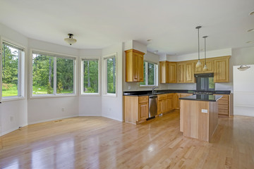 Fototapeta na wymiar Spacious kitchen room with polished hardwood floor.