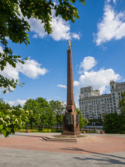 Obraz premium Ustyinsky Square and skyscraper on Kotelnicheskaya embankment in Moscow, Russia