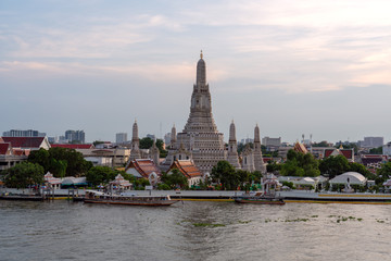 Obraz premium Świątynia Wat Arun o zachodzie słońca, Bangkok, Tajlandia