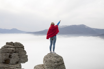 Obraz premium the girl from the back on the cliff