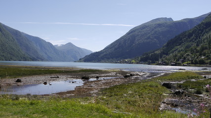 Ausblick auf den Fjaerlandfjord und die umliegenden Berge - 216298022