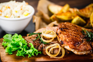 Grilled steak with potatoes and vegetables 