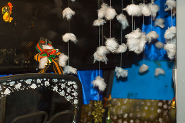 Fototapeta premium Świątecznie udekorowany tramwaj w sylwestra, śnieg, płatki śniegu są malowane na tylnej szybie, zawieszone są pocztówki z gratulacjami