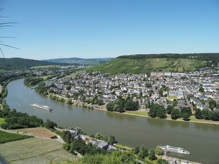 Fototapeta premium Burgruine Landshut über Bernkastel-Kues mit Blick auf die Mosel