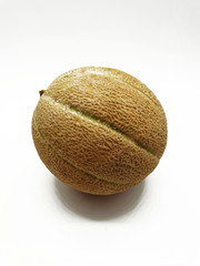 Galia Melone freigestellt auf einem weißem Hintergrund