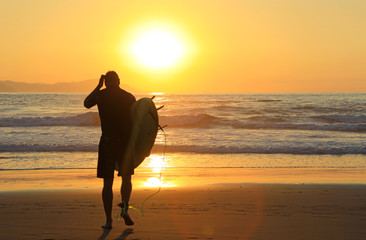 surfista metiendose en el agua atardecer país vasco 4M0A8972-f18