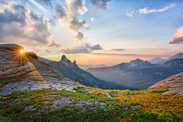 Naklejka premium Beautiful sunset landscape of summer picturesque mountains with sunlight
