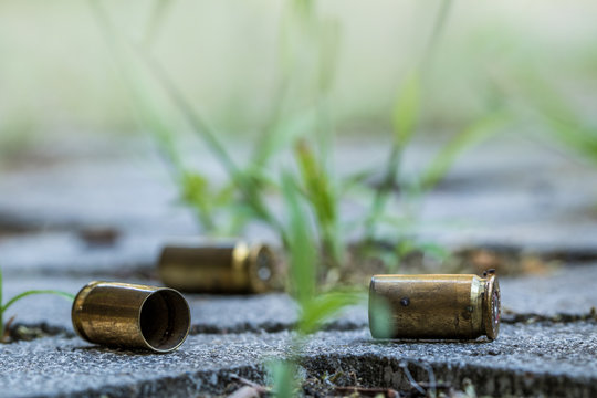 mehrere Geschossh&uuml;lsen liegen draussen auf dem Boden