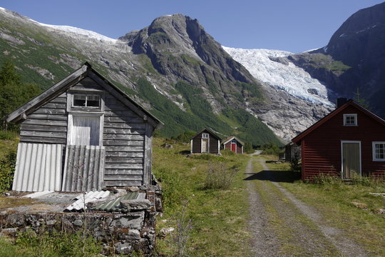 Verlassene Holzhäuser am Fuße des Gletschers Boyabreen, Jostedalsbreen, Norwegen