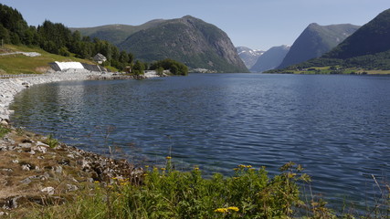 Fototapeta na wymiar Ausblick auf den See Jølstravatnet, Nähe Skei, Norwegen