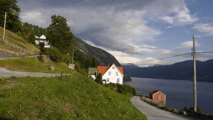 Holzhäuser / Landwirtschaft am Nordfjord, Norwegen