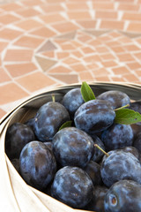 prunes dans un panier