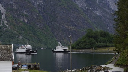 Schiffverkehr auf dem Nærøyfjord, Sogn og Fjordane, Norwegen