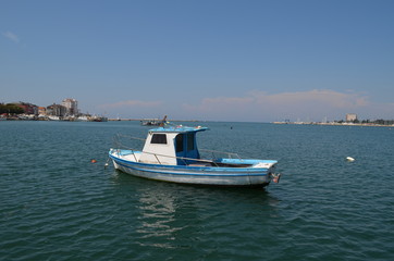 Fototapeta na wymiar Mały, samotny kuter rybacki na wodzie