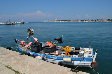Kolorowa rybacka łódka w marinie, Chorwacka © Ewa