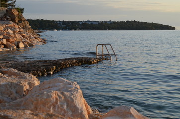 Wiecżór na kamiennej plaży, Chorwacja © Ewa