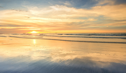 Fototapeta premium Beautiful and romantic sunset colour at the beach. suitable for background. 