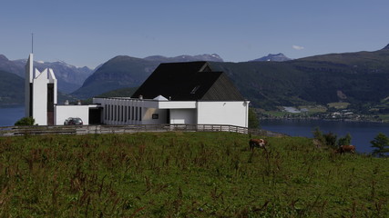 Fototapeta na wymiar Nordsida kyrkje in Roset an der Nordseite des Nordfjords, Norwegen