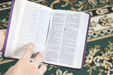 Obraz premium An open Bible in the hands