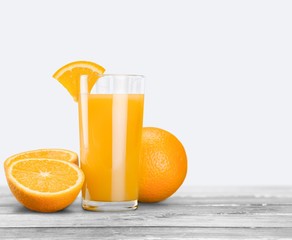 Orange juice and slices of orange