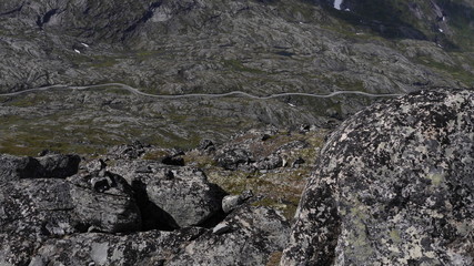 Aussicht von Dalsnibba aufs Tal und die schneebedeckten Berge entlang der Geirangerstraße