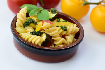 Mediterraner Nudelsalat mit Pesto