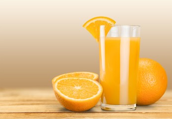 Orange juice and slices of orange