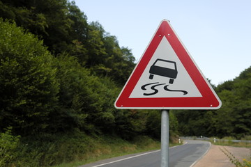 Verkehrsschild Verkehrszeichen Schleudergefahr bei Nässe oder Schmutz - Stockfoto