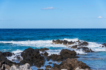 Fototapeta na wymiar sea wave crashing on rocks